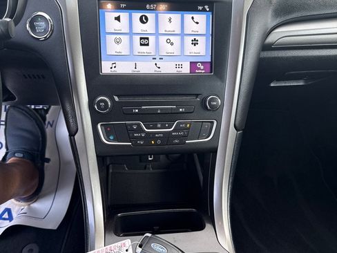 Used 2017 Ford Fusion SE w/ Fusion SE Technology Package FWD image 12