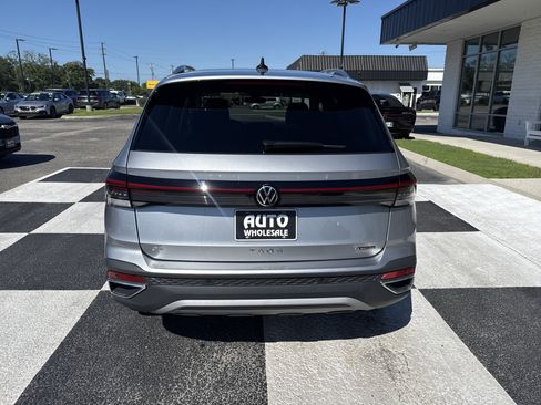 Used 2025 Volkswagen Taos SE w/ Panoramic Sunroof Package AWD/4WD image 4