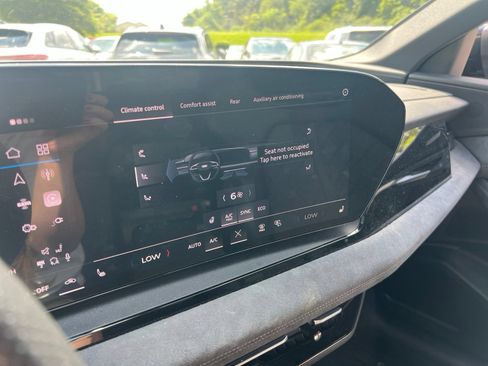 Used 2025 Audi SQ6 e-tron Premium Plus w/ Premium Plus AWD/4WD image 11