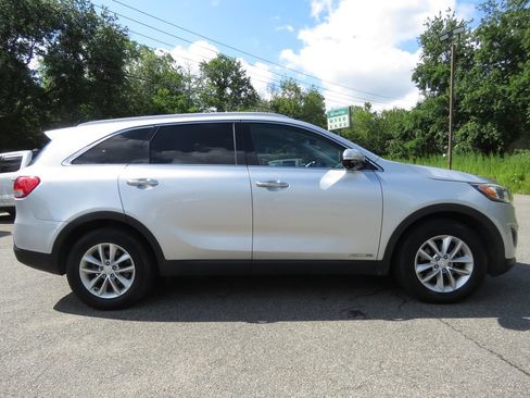 Used 2017 Kia Sorento AWD w/ LX V6 Convenience Package image 4