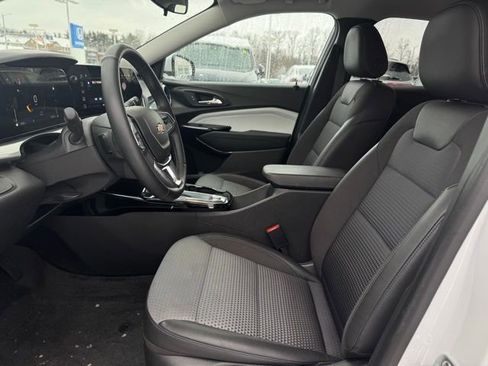 Used 2025 Chevrolet Trax LT w/ LT Convenience Package image 15