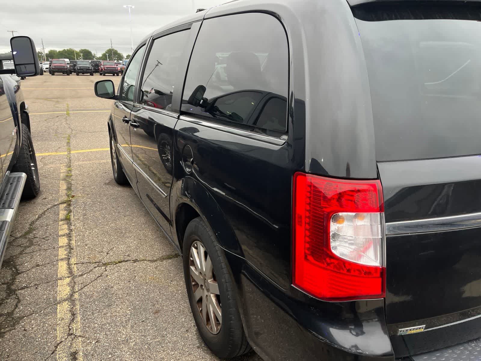 Used 2013 Chrysler Town & Country Touring FWD image 10