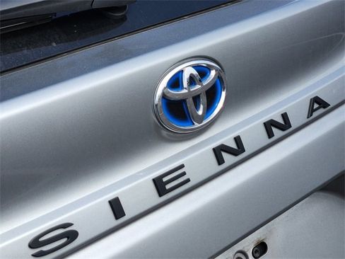 Certified 2025 Toyota Sienna LE image 5