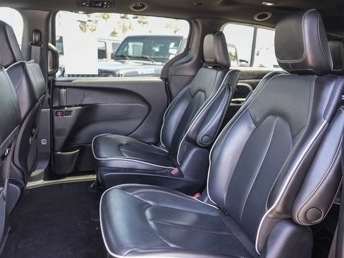 Used 2022 Chrysler Pacifica Limited w/ S Appearance Package FWD image 30