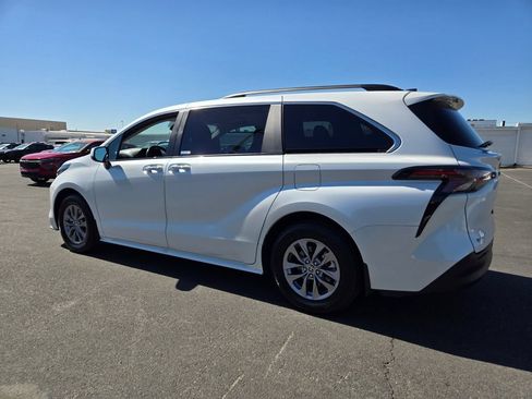 Used 2025 Toyota Sienna XLE FWD image 4