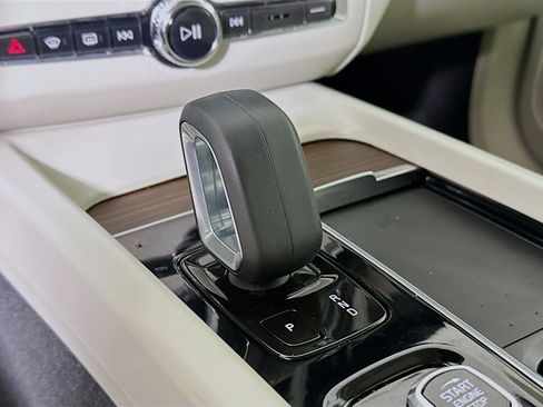 Used 2022 Volvo XC60 B5 Momentum image 21