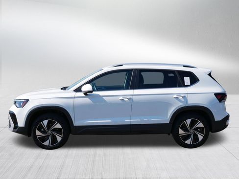 Certified 2025 Volkswagen Taos SE w/ Panoramic Sunroof Package AWD/4WD image 4