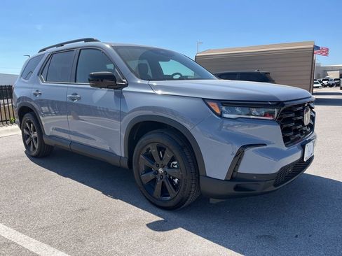 Certified 2025 Honda Pilot Black Edition image 3