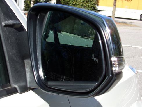 Used 2021 Toyota Tacoma Limited image 15