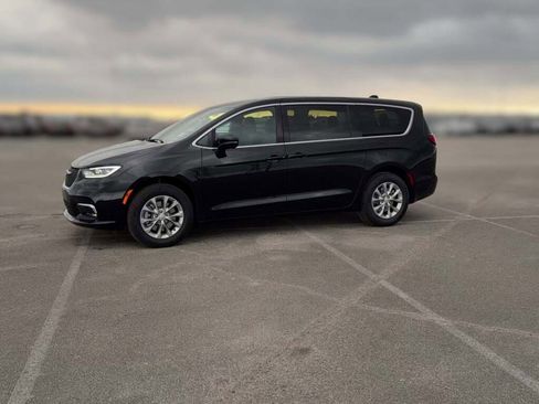 New 2026 Chrysler Pacifica Select image 5