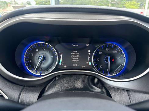 Used 2023 Chrysler Pacifica Touring-L FWD image 9