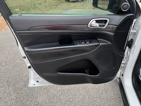 Used 2019 Jeep Grand Cherokee Laredo image 39