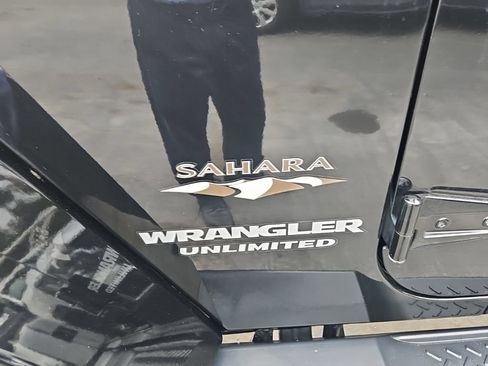 Used 2017 Jeep Wrangler Unlimited Sahara w/ Max Tow Package AWD/4WD image 5