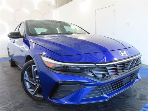 Used 2025 Hyundai Elantra Sport FWD image 2