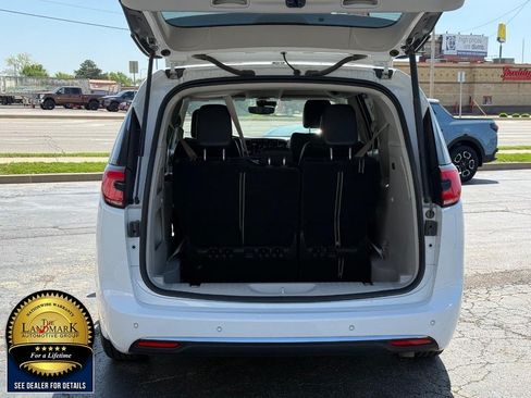 Used 2024 Chrysler Pacifica Touring-L FWD image 21