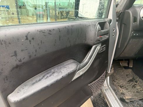 Used 2015 Jeep Wrangler Unlimited Rubicon w/ Connectivity Group image 9