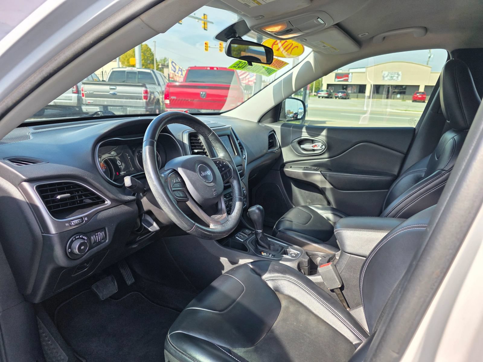Used 2019 Jeep Cherokee Latitude Plus FWD image 3