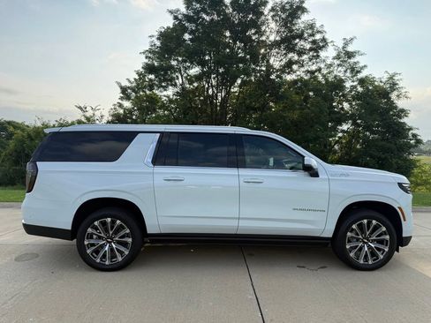 Used 2026 Chevrolet Suburban High Country AWD/4WD image 2