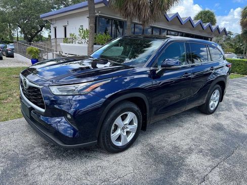 Used 2022 Toyota Highlander LE image 2