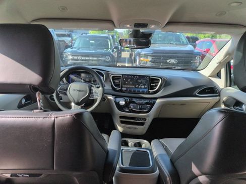 Used 2023 Chrysler Pacifica Touring-L FWD image 24
