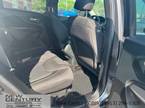 Used 2015 Jeep Cherokee Latitude w/ Cold Weather Group AWD/4WD image 9