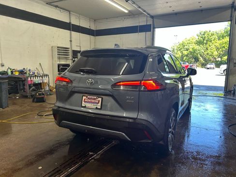 Used 2022 Toyota Corolla Cross XLE w/ Convenience Package AWD/4WD image 7