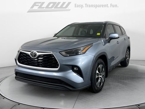 Used 2024 Toyota Highlander XLE image 3