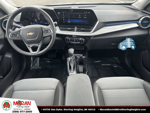 Used 2025 Chevrolet Trax LT w/ LT Convenience Package FWD image 13