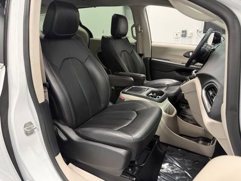Used 2024 Chrysler Pacifica Touring-L FWD image 34