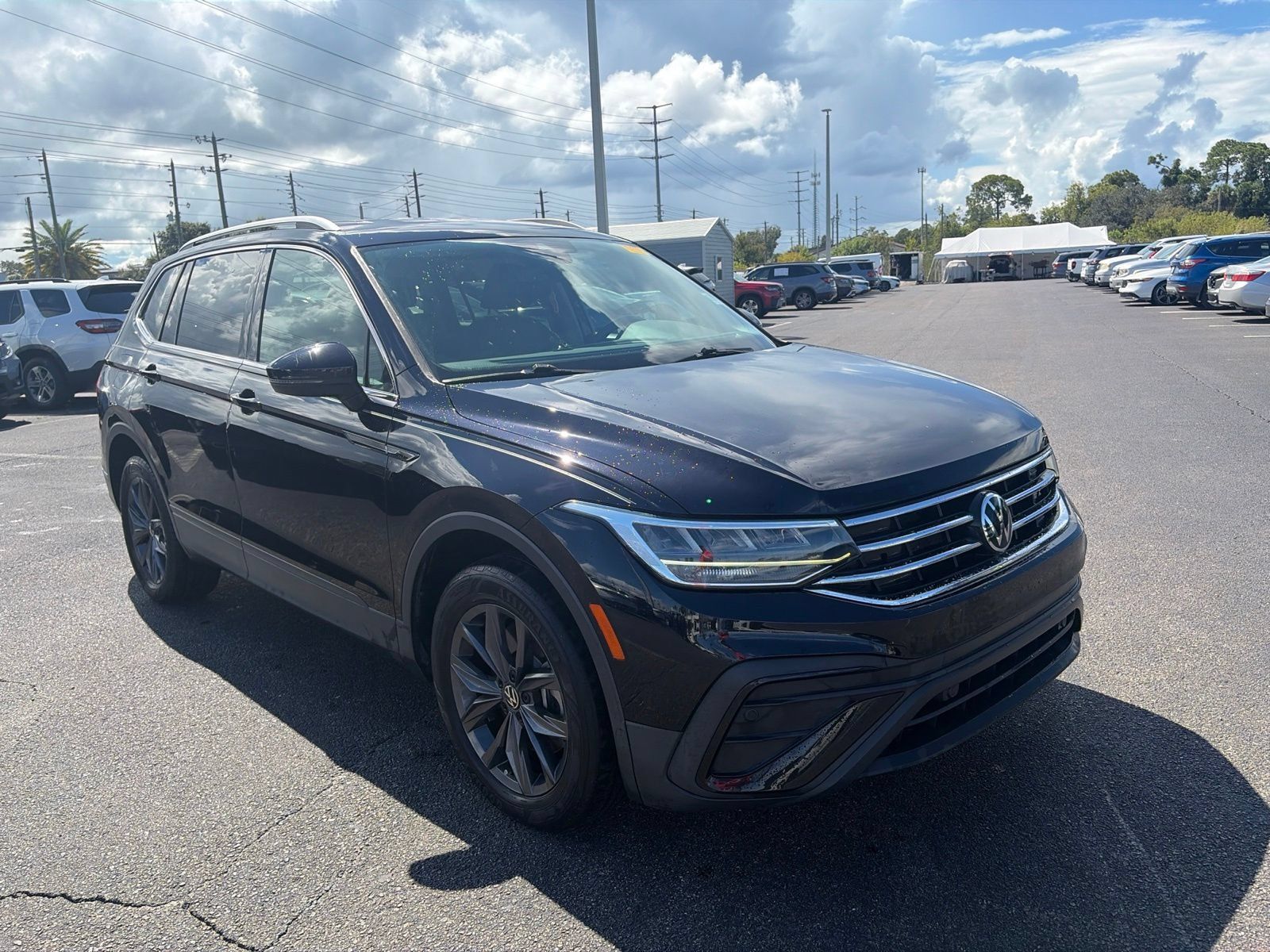 Used 2022 Volkswagen Tiguan SE FWD image 1
