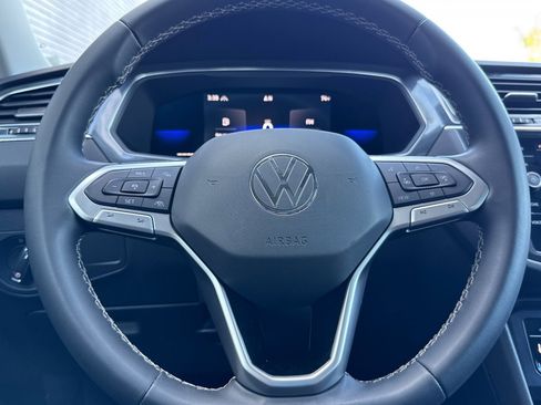 Used 2022 Volkswagen Tiguan SE w/ Panoramic Sunroof Package image 23