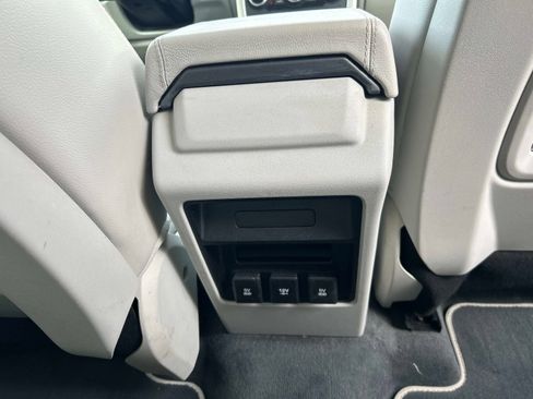 Used 2019 Land Rover Discovery Sport SE image 16