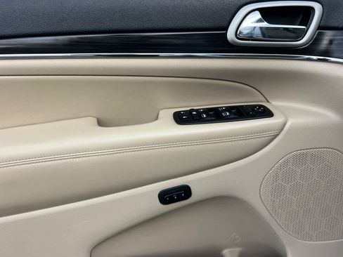 Used 2019 Jeep Grand Cherokee Limited w/ Luxury Group II image 12