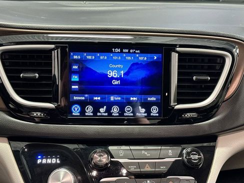 Used 2017 Chrysler Pacifica Touring-L FWD image 15
