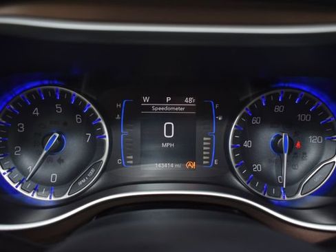 Used 2017 Chrysler Pacifica Touring-L w/ Tire & Wheel Group FWD image 19
