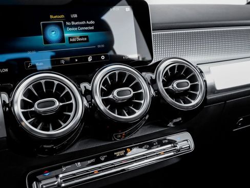 Used 2021 Mercedes-Benz GLB 250 4MATIC w/ Premium Package image 27