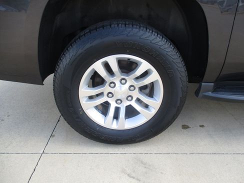 Used 2016 Chevrolet Suburban LT RWD image 12