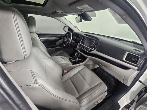 Used 2019 Toyota Highlander XLE image 15
