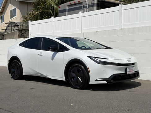 Certified 2025 Toyota Prius Plug-In Hybrid FWD image 2