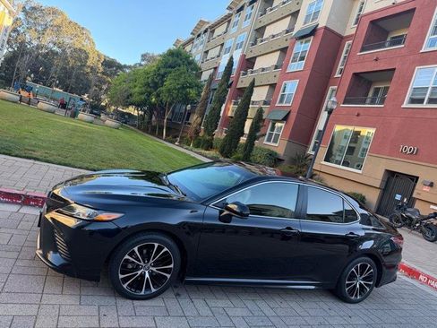 Used 2018 Toyota Camry SE FWD image 6