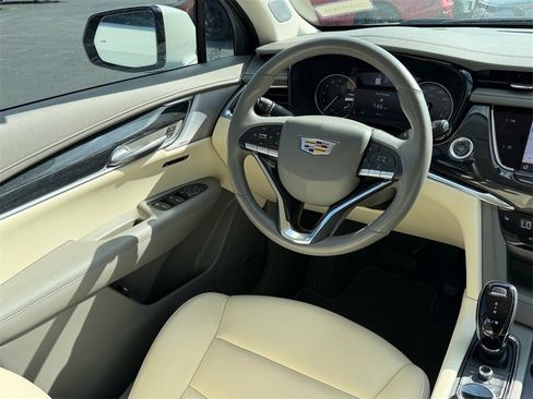 Used 2023 Cadillac XT6 Premium Luxury image 10