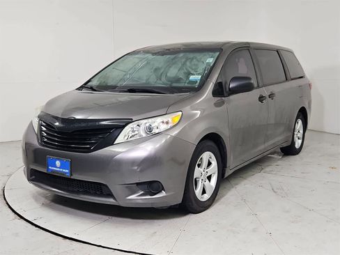 Used 2016 Toyota Sienna L image 1