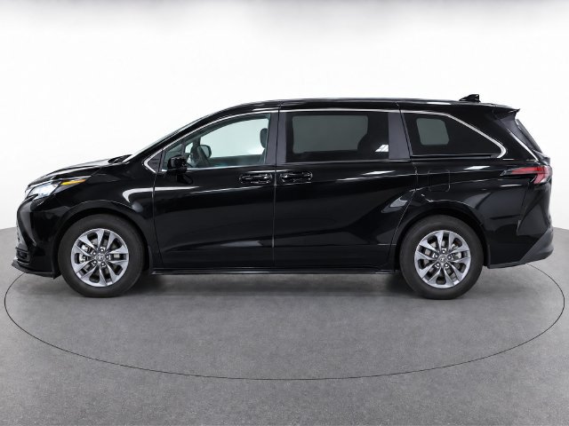 Used 2025 Toyota Sienna LE FWD image 13