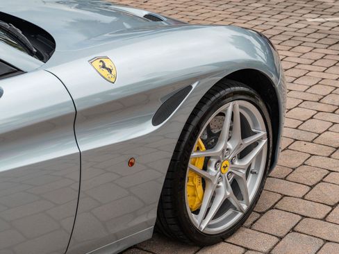 Used 2016 Ferrari California T RWD image 13