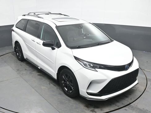 Used 2025 Toyota Sienna XSE AWD/4WD image 16