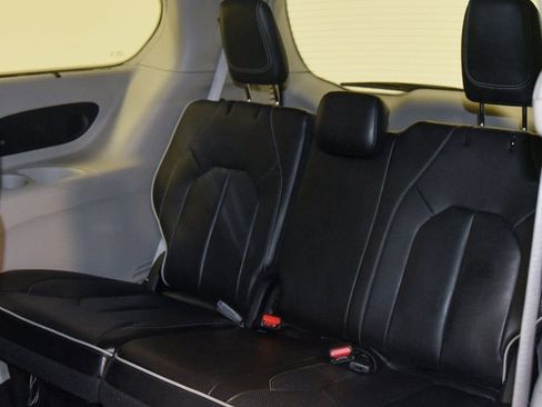 Used 2024 Chrysler Pacifica Limited image 7