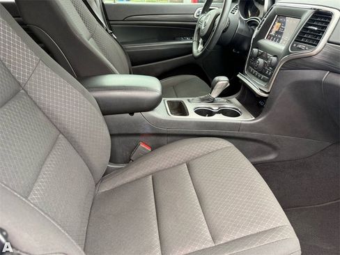 Used 2019 Jeep Grand Cherokee Laredo image 30