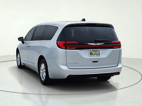 Used 2024 Chrysler Pacifica Touring-L FWD image 6