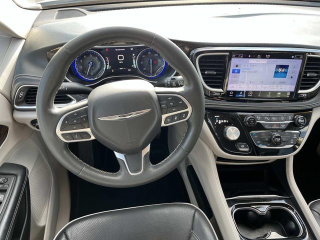 Used 2023 Chrysler Pacifica Limited FWD image 12