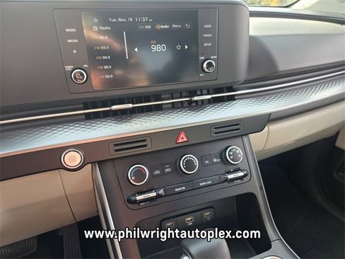 Used 2024 Kia Carnival LX image 21